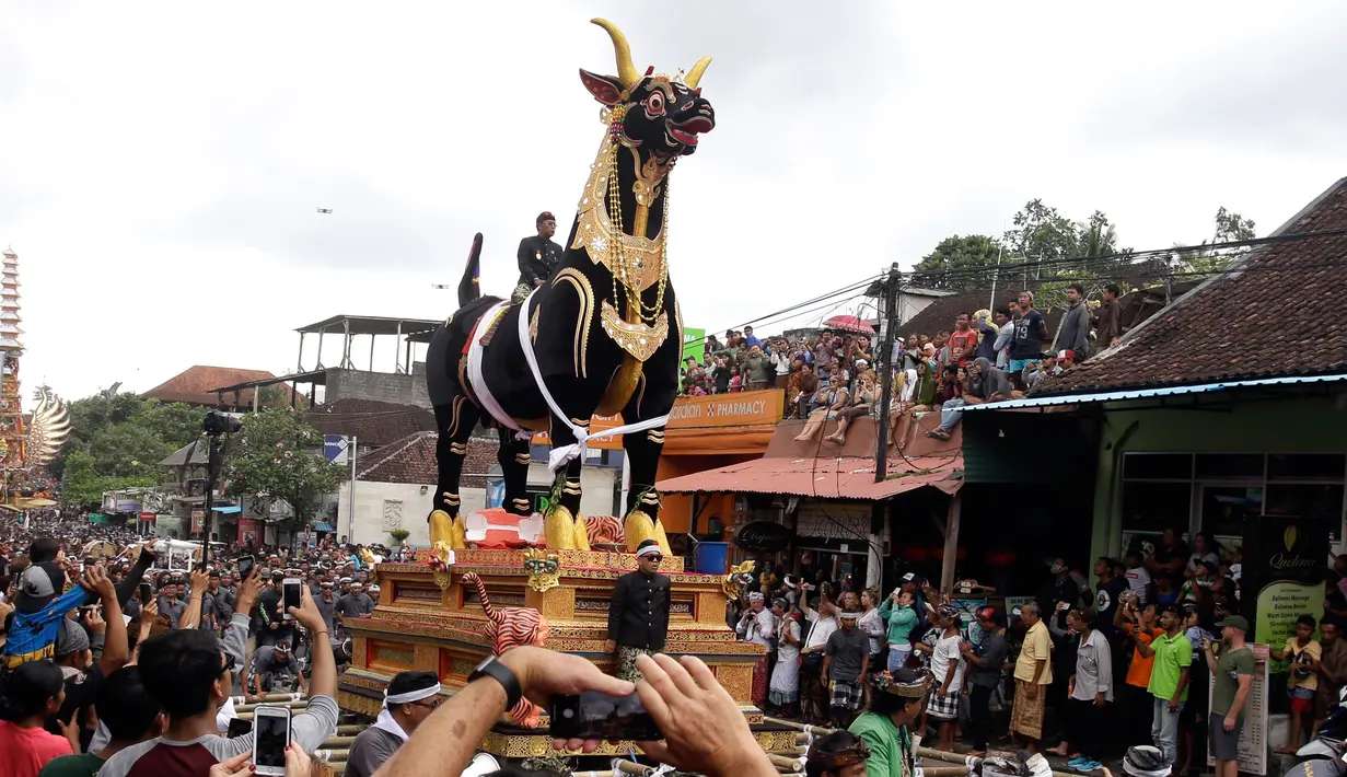 Ribuan orang berkerumun mengikuti prosesi ngaben Anak Agung Niang Agung di Bali, Indonesia, Jumat (2/3). Acara ngaben ini berdamak besar terhadap peningkatan hunian di Ubud. (AP Photo/Firdia Lisnawati)