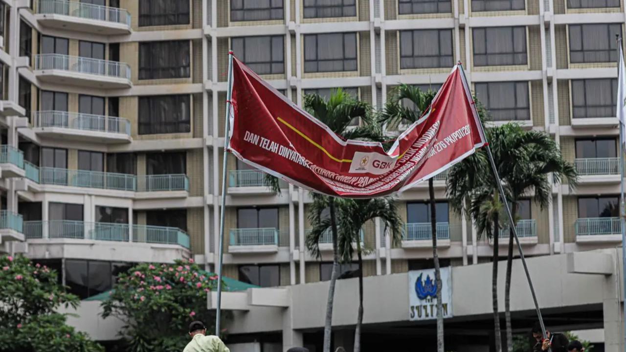 "Yang ada itu malah kebalikannya. Sejatinya negaralah yang dirugikan semenjak digunakannya Hotel Sultan dari awal yang penggunaannya hampir 50 tahun lebih," kata dia.