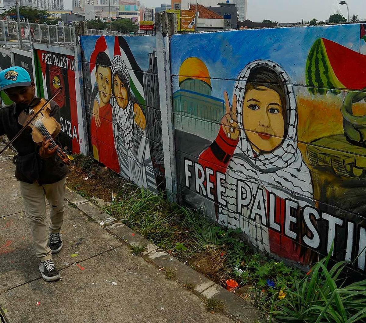Serangan militer bertubi-tubi yang dilancarkan Israel ke Jalur Gaza, Palestina memicu kecaman dunia. Berbagai aksi damai pun digelar untuk menyuarakan dukungan dan solidaritas terhadap Palestina, terutama warga Jalur Gaza.