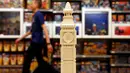 Jam Big Ben yang terbuat dari susunan lego dipajang di toko lego terbesar di dunia di Leicester Square, London, Kamis (17/11). Didalam toko lego terbesar di dunia itu banyak memamerkan berbagai benda yang terbuat dari Lego. (REUTERS/Stefan Wermuth)