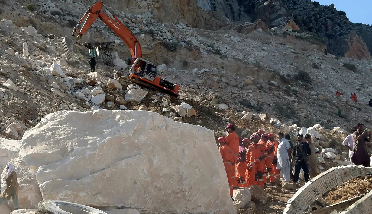 Petugas penyelamat melakukan pencarian korban di lokasi tambang marmer yang longsor di Mohmand, Pakistan, dekat perbatasan Afghanistan, Selasa (8/9/2020).  Sedikitnya 18 penambang tewas dan lebih dari selusin masih terjebak longsor yang terjadi pada Senin (7/9) malam. (AP Photo/Zubair Khan)