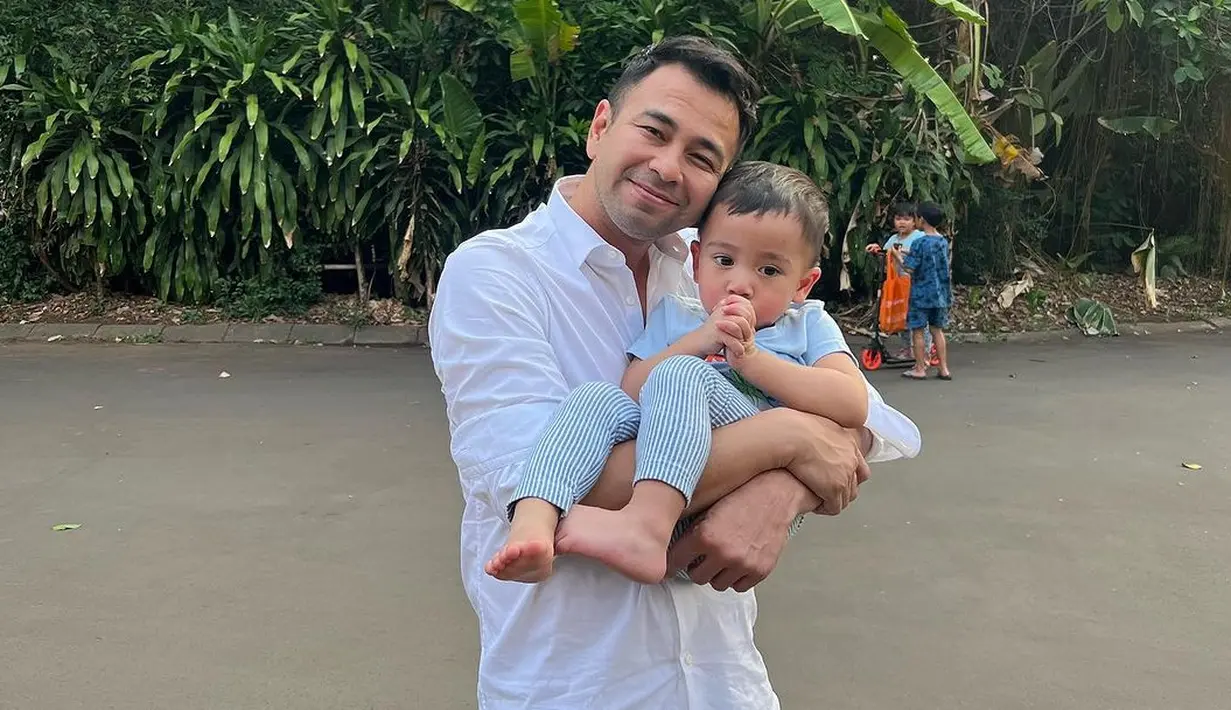 <p>Penghargaan tersebut tentu membuat bangga orangtua. Sebagai orangtua, Raffi dan Gigi mengabadikan setiap piala yang diperoleh oleh anaknya. [Instagram/tercipungcipung]</p>