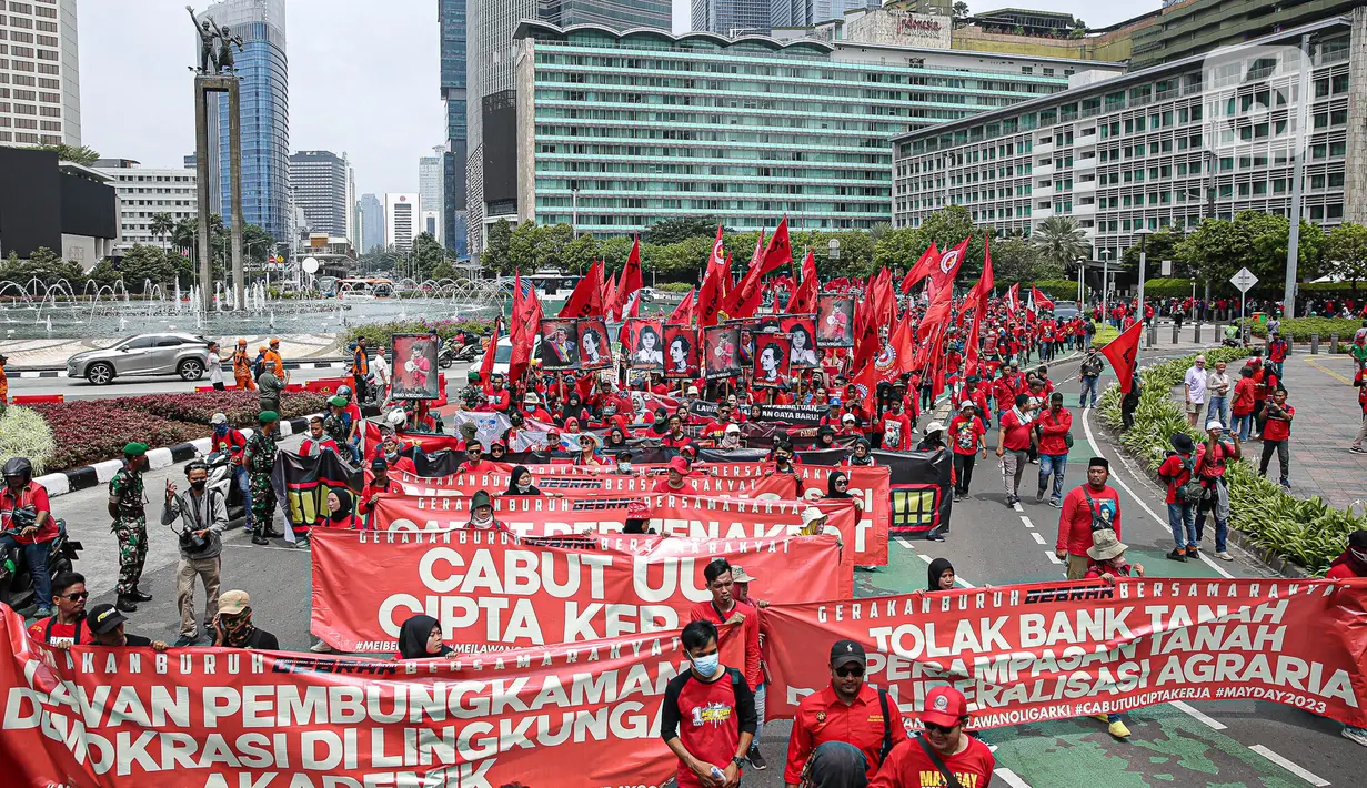 Ribuan buruh menggelar peringatan Hari Buruh Internasional atau May Day di Bundaran HI menunju Istana Negara, Jakarta, Senin (1/5/2023). (Liputan6.com/Faizal Fanani)