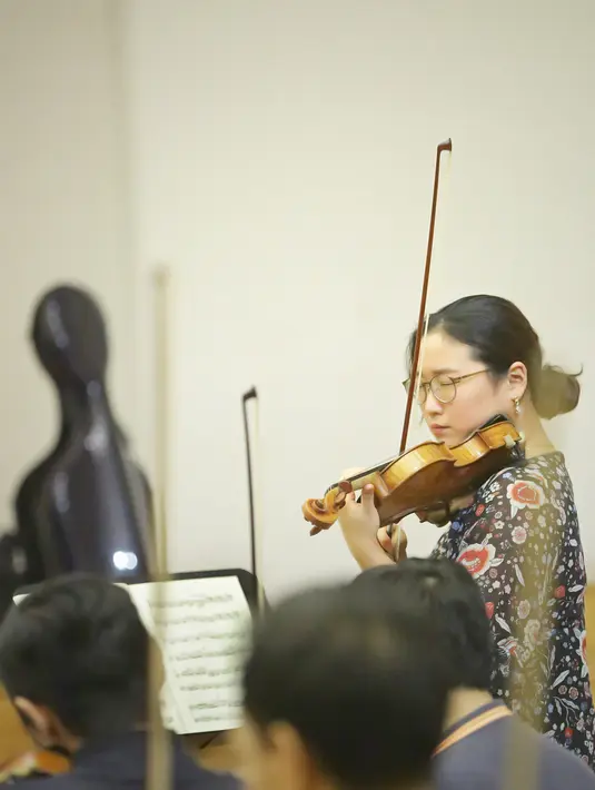 Sedangkan Pyotr Ilyich Tchaikovsky merupakan komposer dunia kelahiran Rusia pada zaman musik Romantik. Karya-karyanya banyak mencampurkan unsur musik Negara-negara barat dengan melodi rakyat Rusia yang nasionalistik. (Bambang E.Ros/Fimela.com)