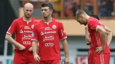 Pemain Persija Jakarta, Ondrej Kudela (tengah), Michael Krmencik (kiri), dan Hanno Behrens saat pertandingan lanjutan pekan ke-25 BRI Liga 1 2022/2023 melawan Bhayangkara FC yang berlangsung di Stadion Wibawa Mukti, Cikarang, Jawa Barat, Kamis (16/2/2023). (Bola.com/Ikhwan Yanuar)