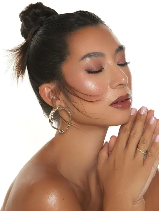 Glowing makeup ala Jennifer Bachdim. Pesona kulit eksotisnya terpancar sempurna lewat makeup glowing bernuansa cokelat yang hangat ini. [Foto: Instagram/jenniferbachdim]