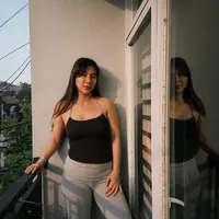 Atasan fitted tersebut membingkai baby bump-nya dengan manis, sekaligus memberi kesan effortless dan modern. [@adindathomas].