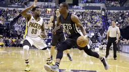 Pemain Brooklyn Nets, Isaiah Whitehead (15) berusaha menggiring bola melewati hadangan pemain Indiana Pacers, Aaron Brooks (kiri) pada laga lanjutan NBA di  Bankers Life Fieldhouse, Indianapolis, (5/1/2017).  (AP/Michael Conroy)
