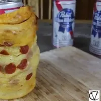 Berkat chef ini, sambil makan pizza, kamu bisa menikmati sekaleng bir dalam wadah yang bersamaan. (Via: mirror.co.uk)