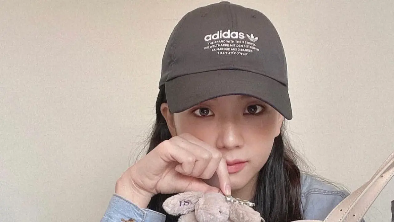 Jisoo BLACKPINK Tampil Menggemaskan dengan Koleksi Bag Charm Jellycat Kelinci. [@sooyaaa__]