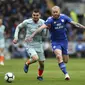 Gelandang Chelsea, Mateo Kovacic berduel dengan pemain Cardiff City, Aron Gunnarsson di Cardiff City Stadium. (Nick Potts/AP)