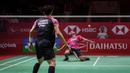 Pebulutangkis tunggal putra Indonesia, Chico Aura Dwi Wardoyo (kanan) terkena backhand smash dari pebulutangkis tunggal putra Indonesia, Jonatan Chirstie pada laga final Indonesia Masters 2023 yang berlangsung di Istora Senayan, Jakarta, Minggu (29/01/2023). Chico kalah dari Jonatan Christie dengan skor 15-21 dan 13-21. (Bola.com/Bagaskara Lazuardi)