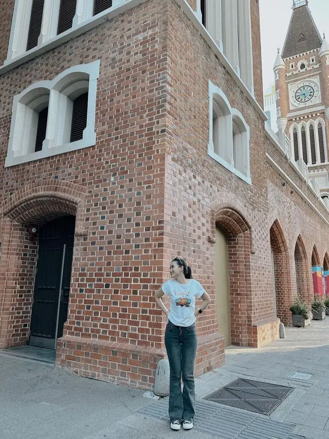 Sarah Manzel sering memakai pakaian yang santai, cocok untuk kamu jadikan inspirasi