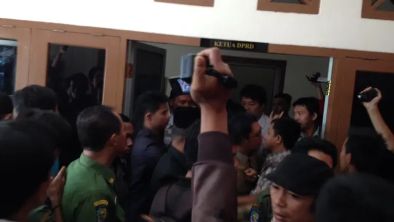 Cari Walikota Bengkulu, Mahasiswa Dicakar Staf DPRD