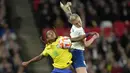 Pemain Timnas Inggris, Leah Williamson (kanan) berebut bola dengan pemain Timnas Brasil, Geyse pada laga Finalisima Putri 2023 di Stadion Wembley, London, Jumat (07/04/2023) WIB. The Three Lions secara dramatis mengalahkan Brasil dengan skor 4-2 dalam babak adu penalti setelah bermain imbang 1-1 di waktu normal. (AP Photo/Kirsty Wigglesworth)