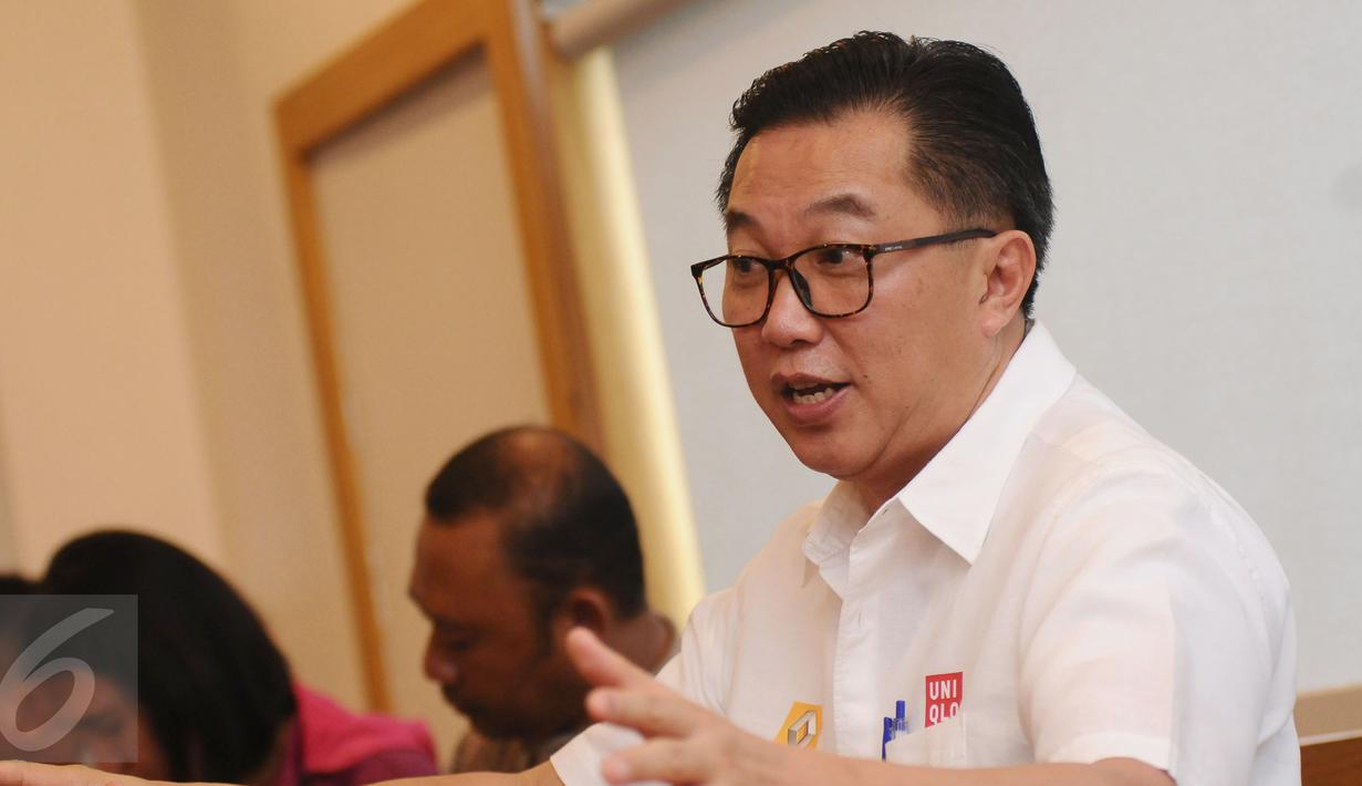 Perry Martono memberi keterangan terkait persiapan Presley Martono berlaga di ajang Eurocup Formula Renault 2.0 2017, Jakarta, Kamis (9/3). Seri pertama akan digelar di Sirkuit Monza, Italia, 21-23 April mendatang. (Liputan6.com/Helmi Fithriansyah)