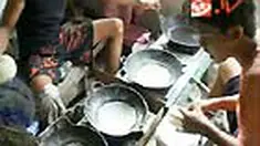 Kampung kulit. Begitulah julukan yang diberikan untuk daerah di Kranggan Dalam, Semarang, Jatim. Sebab sebagian besar warga di kampung tersebut adalah pembuat kulit lumpia. 