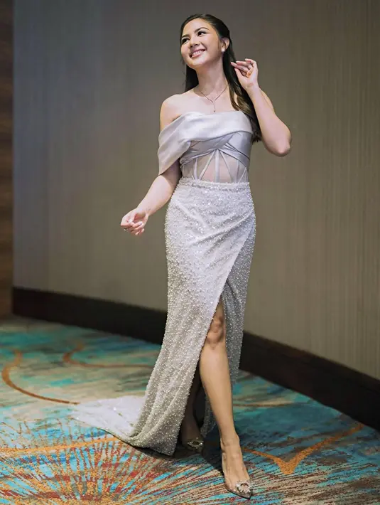 Tinggal menunggu waktu, Jessica Mila yang sudah dilamar kekasihnya ini pun akan segera menikah. Akan melepas masa lajangnya di usia 30 tahun, banyak penggemar yang mendoakan agar pernikahannya ini berjalan lancar. (Liputan6.com/IG/@jscmila)