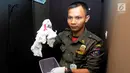 Petugas Satpol PP membawa alat kontrasepsi saat razia panti pijat di BSD, Tangerang Selatan, Selasa (25/6/2019). Dalam razia tersebut ditemukan sepasang pria dan wanita tanpa busana dalam kamar. (merdeka.com/Arie Basuki)