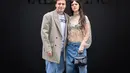 Pengantin baru Brooklyn Beckham dan Nichola Peltz juga hadir di pertunjukkan Valentino dengan busana kasual. Pasangan ini kompak dengan memadukan nuansa nude dan denim pada outfitnya. (Valentino)