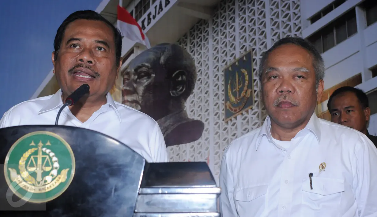 Jaksa Agung, HM Prasetyo (kiri) bersama Menteri PUPR, Basuki Hadimuljono memberikan keterangan usai penandatanganan berkas eksekusi rampasan Jalan Tol Lingkar Luar Seksi Pondok Pinang-Jagorawi, Jakarta, Rabu (16/3/2016). (Liputan6.com/Helmi Fithriansyah)