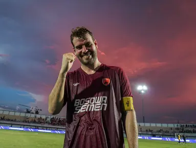 Kapten PSM Makassar, Willem Jan Pluim berpose di depan fotografer usai pertandingan persahabatan antara Persita Tangerang melawan PSM Makassar di Indomilk Arena, Tangerang, Rabu (01/06/2022). Pertandingan berakhir dengan skor imbang 1-1. (Bola.com/Bagaskara Lazuardi)