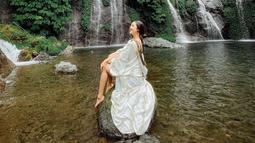 Di kawasan Air Terjun Kembar Banyumala ini, Anya Geraldine menikmati pemandangan alam yang indah. Ia pun nampak tak mau melewatkan momen untuk bermain air di tempat ini. (Liputan6.com/IG/anyageraldine)