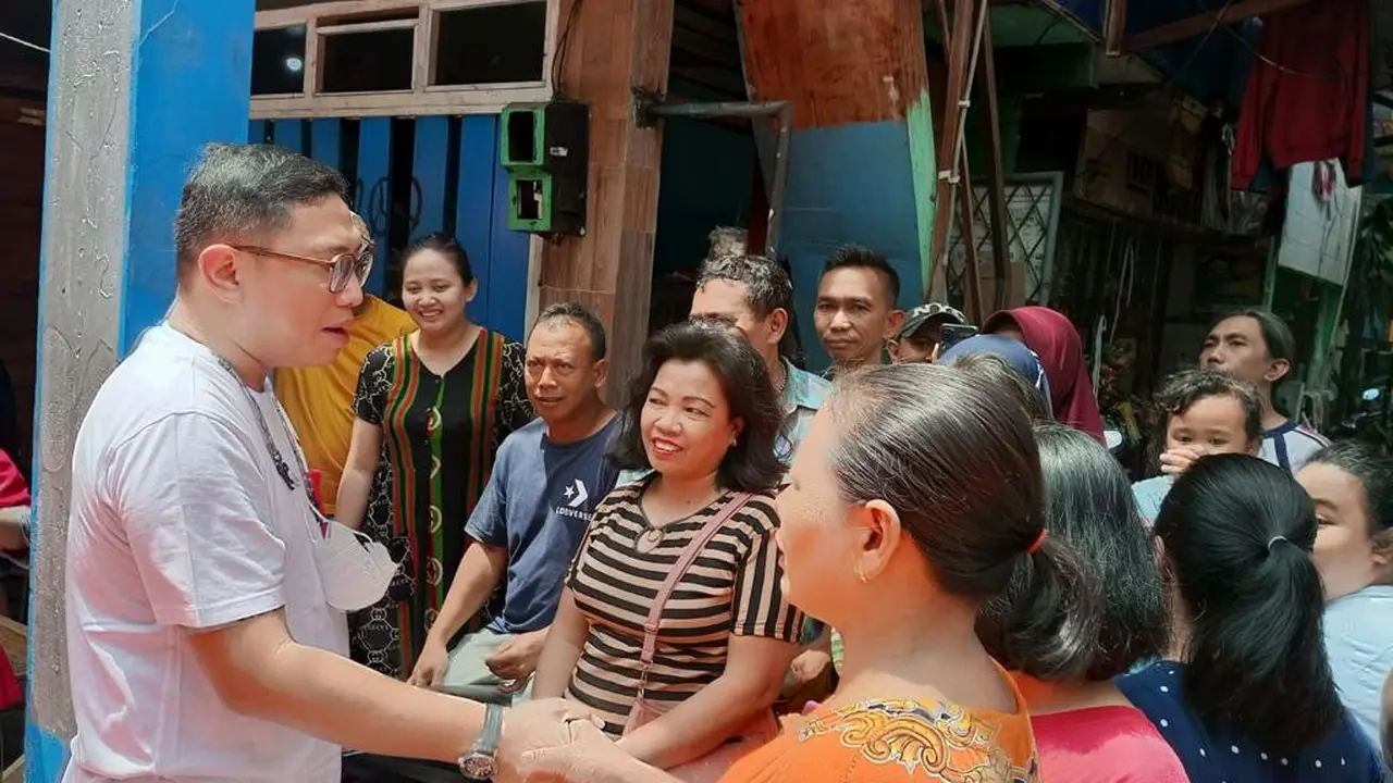 Ketua DPD Taruna Merah Putih DKI Jakarta Brando Susanto gelar bancakan bersama masyarakat di pinggir rel dalam rangka syukuran menyambut HUT ke-50 PDIP