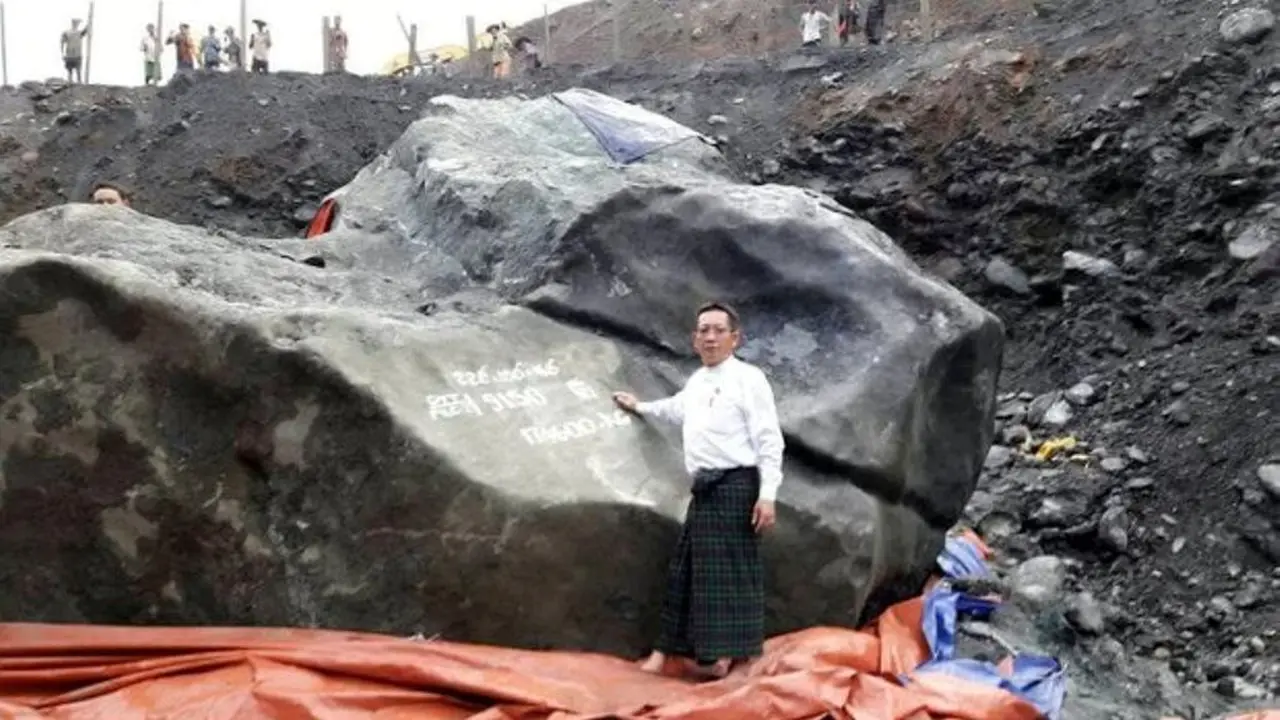 Batu Giok 175 ton yang ditemukan di Myanmar. (SWNS)
