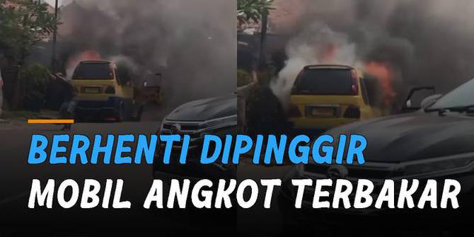 VIDEO: Berhenti di Pinggir Jalan, Mobil Angkot Terbakar Hingga Menyeluruh