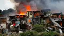 Kebakaran melanda kawasan kumuh di Manila, Filipina (11/8). Sejauh ini kebakaran menghancurkan 300 rumah dan mengakibatkan 800 keluarga harus dievakuasi. (AP Photo/Bullit Marquez)