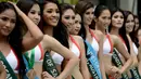 Kontestan Miss Philippines Earth berpose dalam balutan baju renang saat sesi media di Manila, Senin (16/5). Kontes kecantikan tahunan ini fokus mengampanyekan kesadaran akan perubahan iklim. (Noel CELIS/AFP)