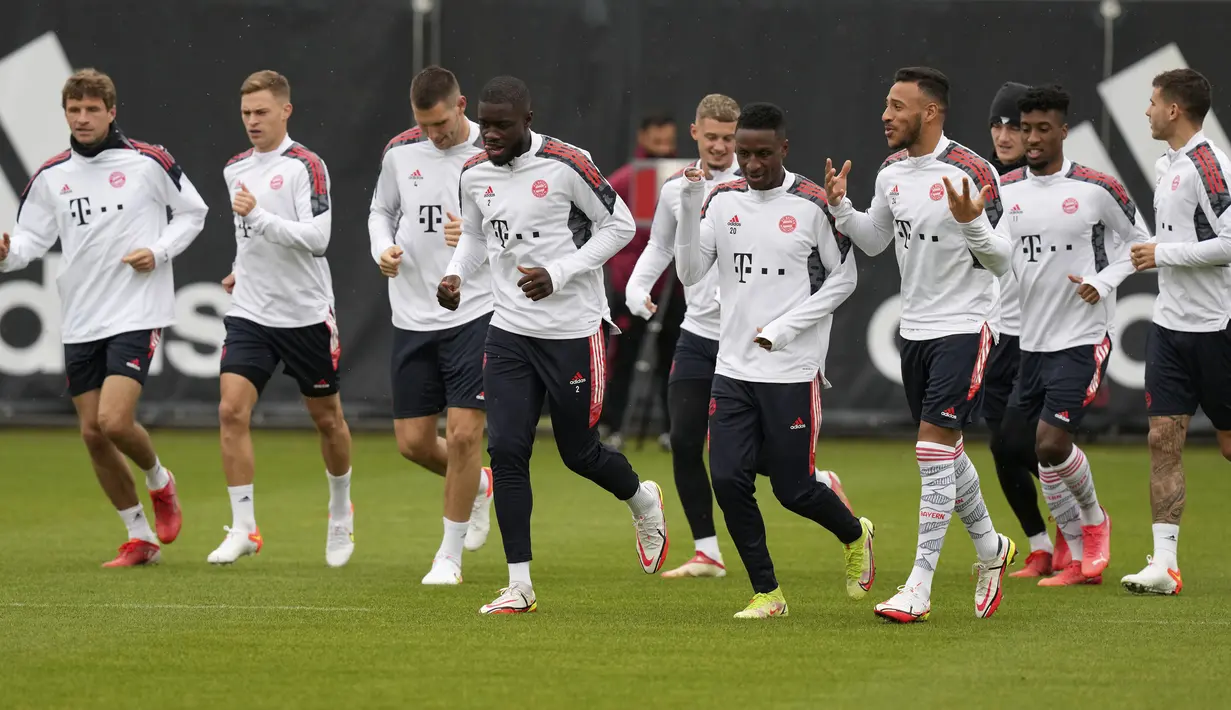 Para pemain Bayern Munchen melakukan pemanasan saat sesi latihan di Munchen, Jerman, Selasa (19/10/2021). Bayern Munchen akan menghadapi Benfica pada pertandingan Grup E Liga Champions pada 20 Oktober 2021 waktu setempat. (AP Photo/Matthias Schrader)
