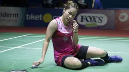 Ratchanok Intanon terpaku usai gagal mengembalikan bola Tai Tzu Ying asal Taiwan di perempat final Indonesia Open 2019. (Bola.com/Peksi Cahyo)
