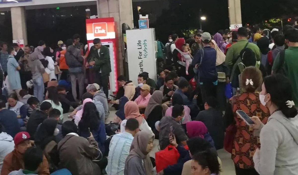 “Tolong evakuasi secepatnya karena di dalam kereta beneran enggap dan panas banget,” tulis akun X @mimibiee.
