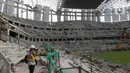 Pewarta mengabadikan aktivitas pekerja di area pembangunan Jakarta International Stadium (JIS), Selasa (9/11/2021). Hingga minggu ke-114, progres pembangunan Jakarta International Stadium telah mencapai 81,60 persen dan ditarget selesai pada Desember 2021. (Liputan6.com/Helmi Fithriansyah)