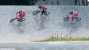 Atlet BMX Putra Indonesia melintas track perm di Pulomas, Jakarta (21/6/2018). Tiga atlet BMX putra Indonesia bersaing saat mengikuti seleksi menuju Asian Games 2018. (Bola.com/Nick Hanoatubun)