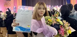 Shafeea Ahmad saat Wisuda Kelulusan SMP. [@mulanjameela1]