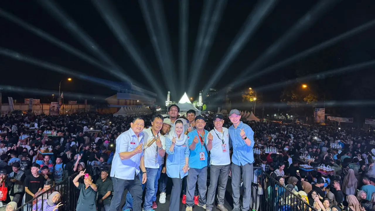 TKN dan Prabu Banyumas dalam gelaran konser Dewa 19 di GOR Satria Purwokerto untuk pemenangan Prabowo-Gibran. (Istimewa)