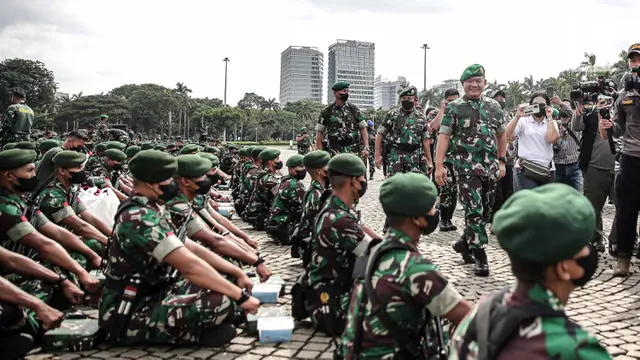 FOTO: Jenderal Dudung Tinjau Kesiapan Pasukan Usai Apel di Monas