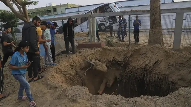 Warga Palestina memeriksa lokasi serangan udara tentara Israel di Rumah Sakit Eropa di Khan Younis, Gaza, Selasa (13/5/2025). Militer Israel mengatakan telah melakukan serangan yang menargetkan apa yang disebutnya sebagai pusat komando dan kendali Hamas.