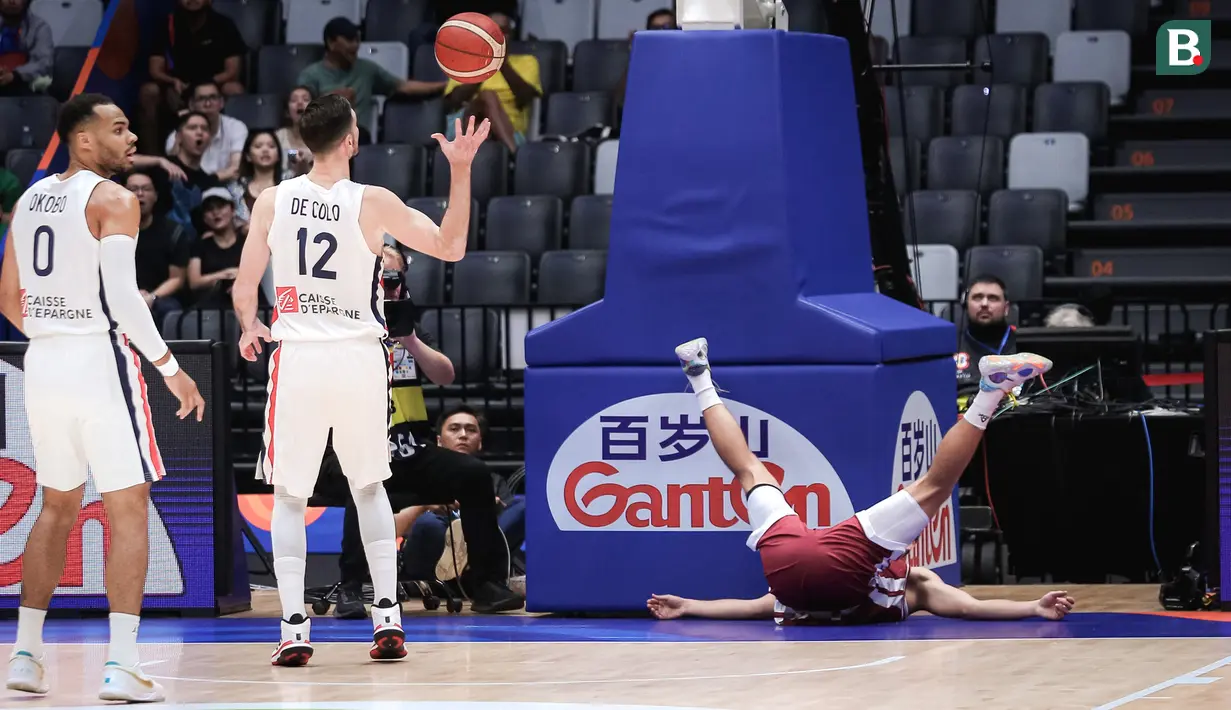 Pebasket Latvia, Arturs Zagars (kanan) terjatuh setelah mencetak poin pada laga kedua Grup H Piala Dunia FIBA 2023 melawan Prancis di Indonesia Arena, Senayan, Jakarta, Minggu (27/08/2023). (Bola.com/Bagaskara Lazuardi)