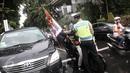 Petugas kepolisian merazia  suporter yang membawa bendera dengan  tongkat disekitar kawasan Gelora Bung Karno, Jakarta, Minggu (8/5/2016). Razia tersebut dilakukan untuk mengatisipasi keributan antar supporter. (Liputan6.com/Faizal Fanani)