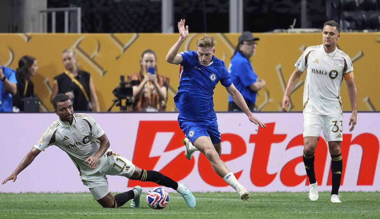 Pemain Chelsea, Liam Delap (tengah) berusaha melewati penjagaan sejumlah pemain LAFC dalam laga Grup D Piala Dunia Antarklub 2025 di Mercedes Benz Stadium, Atlanta, Amerika Serikat, Selasa (17/06/2025) WIB. (AP Photo/Mike Stewart)