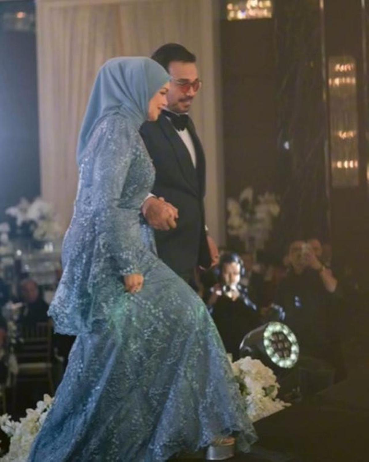 7 Potret Gaun Brokat Siti Nurhaliza di Pernikahan Anak Sambung, Detail Payet Memukau