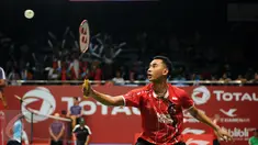 Pebulutangkis tunggal putra Indonesia, Tommy Sugiarto berusaha mengembalikan bola saat berlaga melawan Pablo Abian (Spanyol) di Total BWF World Championships 2015 di Jakarta, Senin (10/8/2015). Tommy unggul 21-16, 21-13. (Liputan6.com/Helmi Fithriansyah)