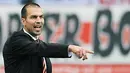 Pelatih VfB Stuttgart, Markus Babbel memberi instruksi buat pasukannya ketika berhadapan dengan FC Koln dalam lanjutan Bundesliga di Stuttgart pada 19 September 2009. AFP PHOTO/TORSTEN SILZ