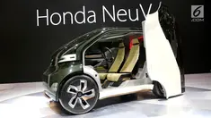 Sebuah mobil Honda NeuV diperkenalkan pada GAIKINDO Indonesia International Auto Show (GIIAS) 2018 di ICE BSD, Tangsel, Kamis (2/8). Mobil ini menggunakan sumber tenaga listrik dengan model desain yang modern. (Liputan6.com/Fery Pradolo)