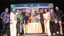 Terdapat kue ulang tahun berwarna hijau di antara para pemain fil Petualangan Sherina 2 [Fimela.com/Adrian Putra]