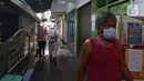 Petugas PMI melakukan penyemprotan disinfektan di pemukiman rumah warga  RW 01 Jakarta Pusat, kamis (9/7/2020). Penyemprotan ini untuk mencegah penyebaran virus corona (COVID-19). (merdeka.com/Imam Buhori)